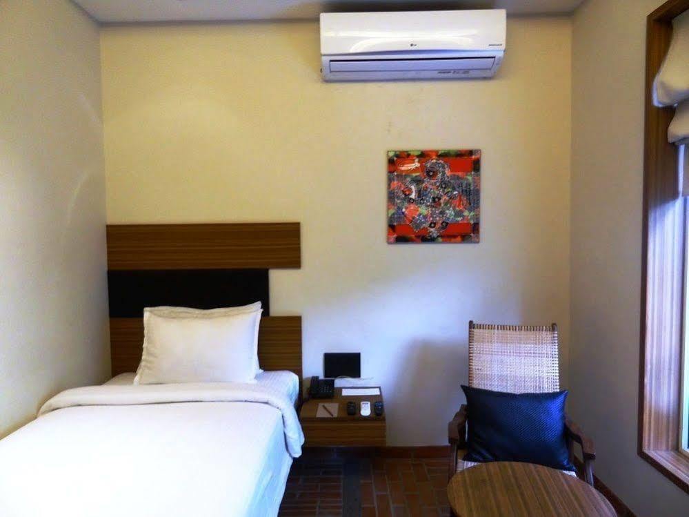 Fabhotel Illam Hospitality Chennai Exterior photo
